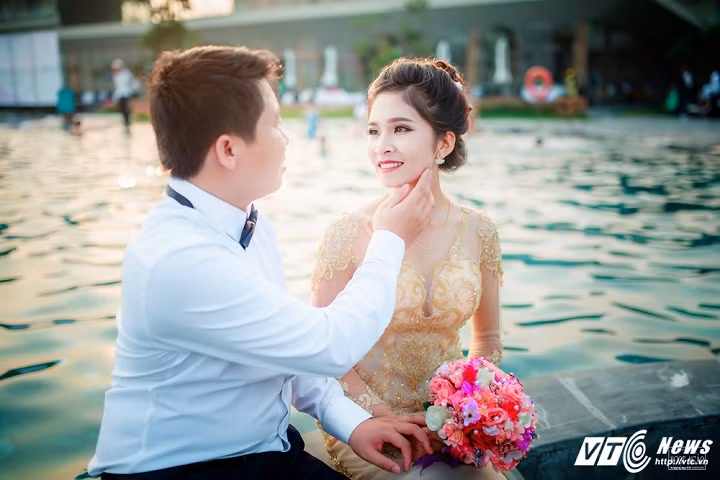 Chú rể Hà Văn Quang sinh năm 1987 hiện đang công tác tại Khoa ngoại, bệnh viện Bá Thước – Thanh Hóa. Cô dâu Phạm Thị Châu sinh năm 1995, hiện đang công tác tại đội an ninh - Công an huyện Bá Thước - Thanh Hóa.