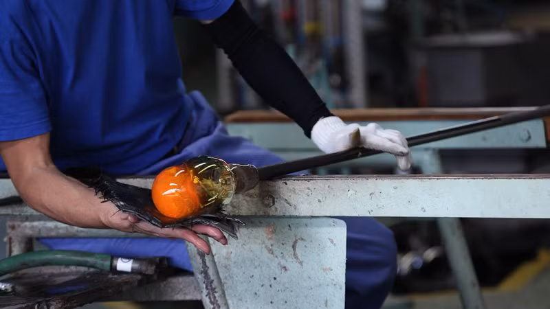 Tiếp đến, các nghệ nhân dùng một chiếc ống dài chừng hơn 1m thổi tạo hình.