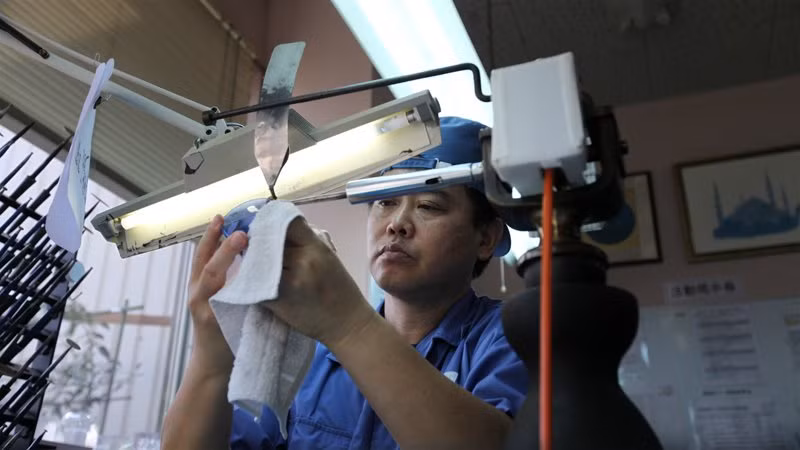 Nghệ nhânHideki Hasegawa (53 tuổi) hiện là nghệ nhân duy nhất trên thế giới có khả năng vẽ trên pha lê với lưỡi dao bằng đồng. Lưỡi dao bằng đồng cho nét vẽ mềm mại hơn lưỡi bằng kim cương nhưng khó vẽ hơn nhiều lần.