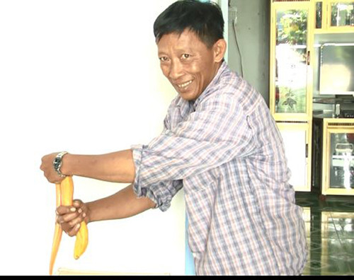 Thông tin trên nhanh chóng lan rộng khiến hàng trăm người đổ về nhà ông Chi xem con lươn hiếm này.