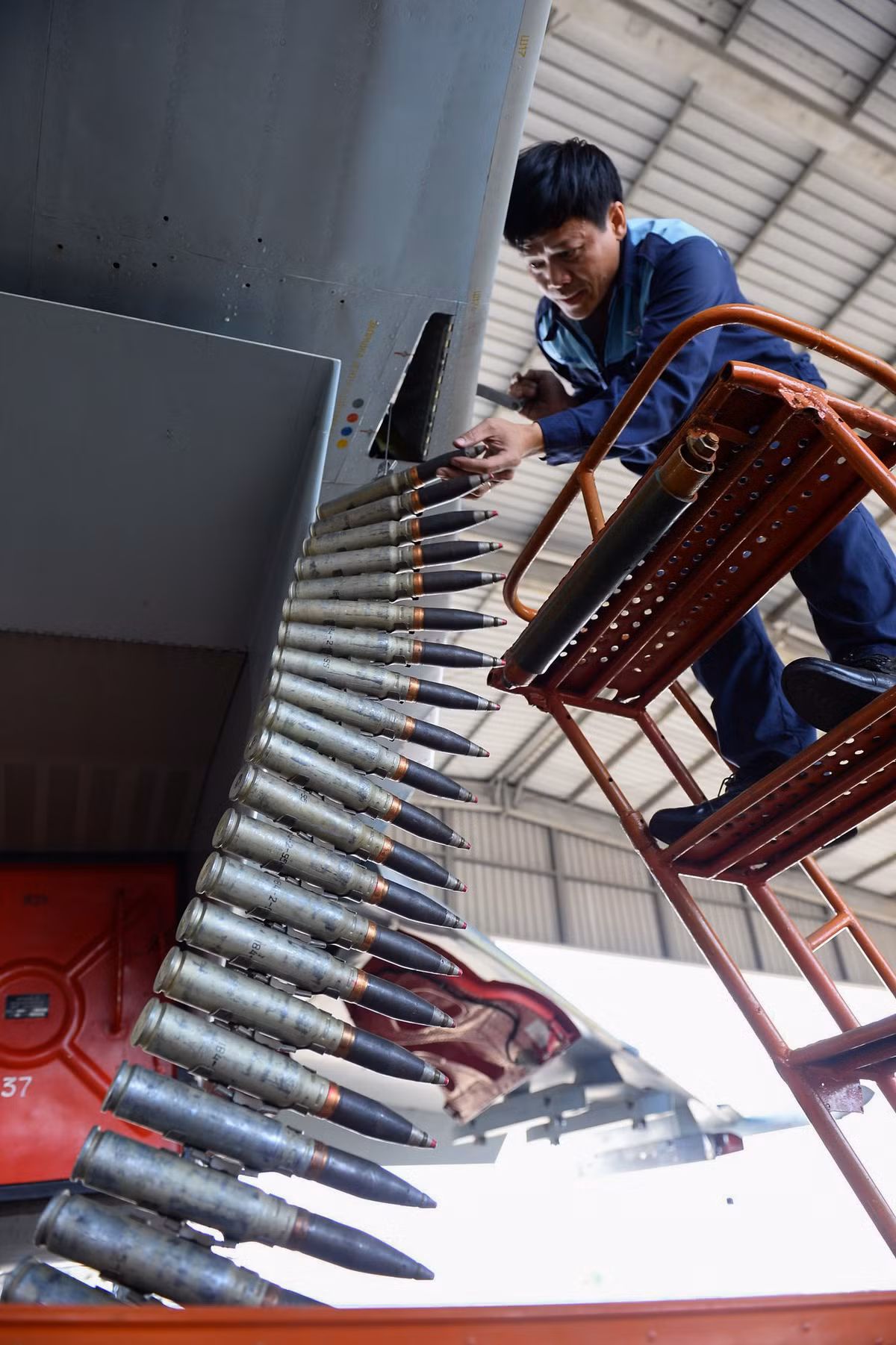 Kỹ sư lắp đạn cho máy bay Su-30MK2.