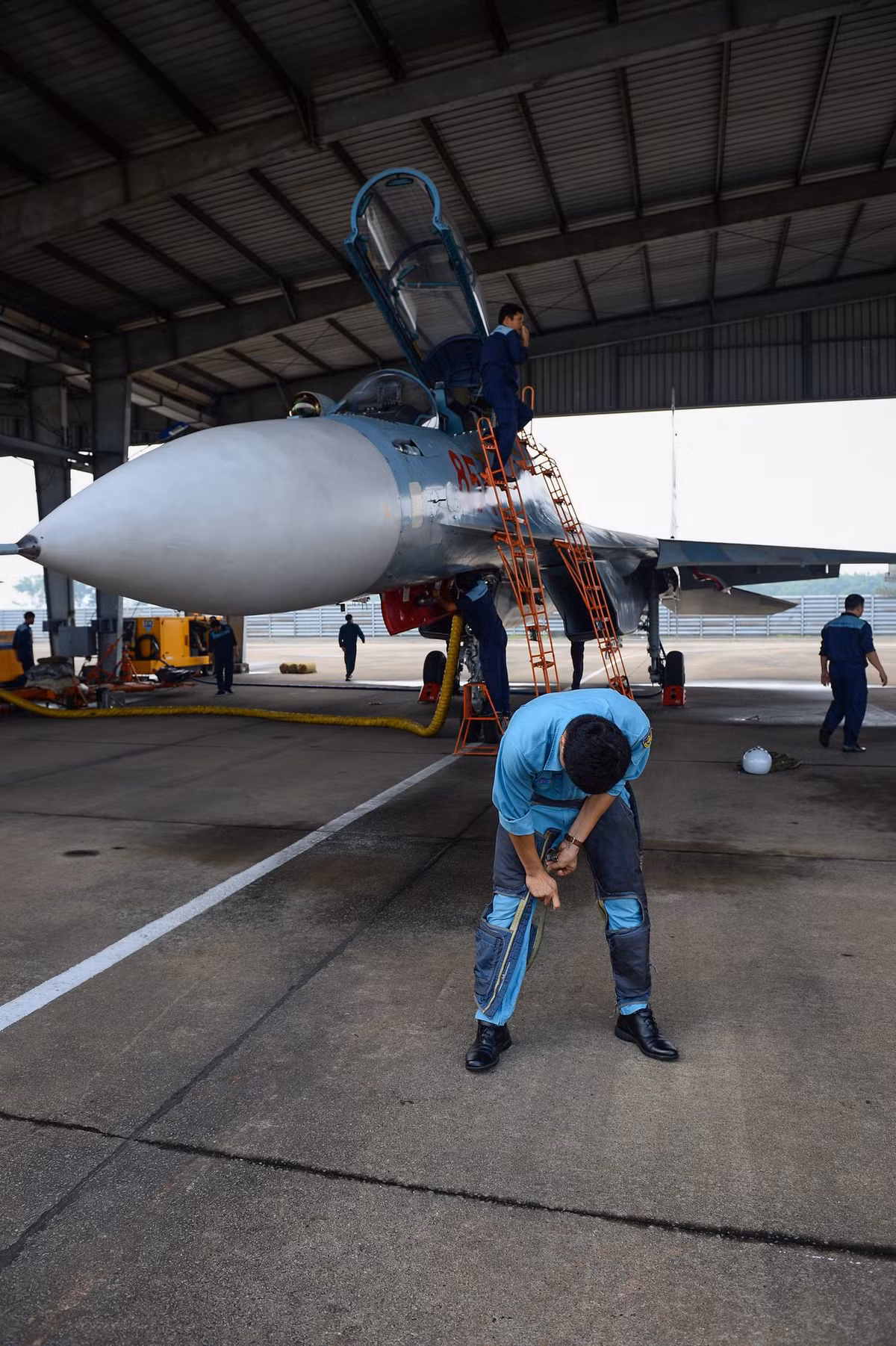 Phi công bắt buộc phải mặc quần kháng áp trước khi lên máy bay. Chiếc quần đặc biệt này có tác dụng khi phi công kéo quá tải, nó sẽ tự động thổi phồng, ép chặt vô mạch máu giúp phi công không bị thiếu máu não đột ngột, không bị choáng.