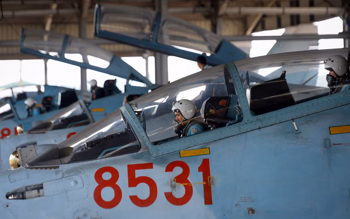 Phi công kiểm tra động cơ, cần lái, nút điều khiển lần cuối trước khi bay.