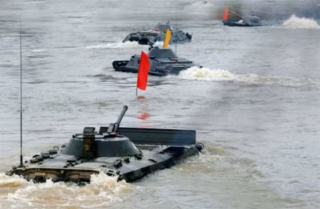 Lữ đoàn 406 (Quân khu 2) huấn luyện sát thực tế chiến đấu.