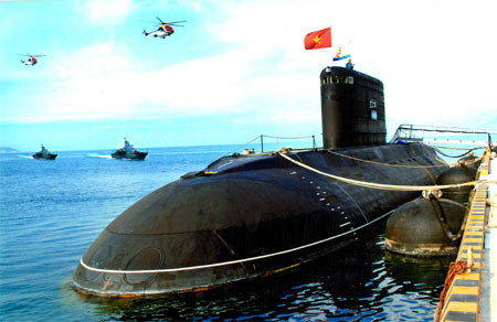 Tàu ngầm Hà Nội - HQ 182 tại quân cảng Cam Ranh.