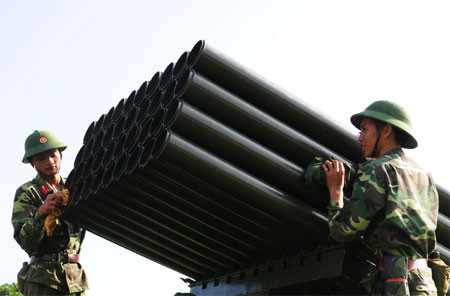 Kỷ niệm 71 năm Ngày thành lập Quân đội nhân dân Việt Nam, 26 năm Ngày hội Quốc phòng toàn dân, quân dân ta rất tự hào, phấn khởi với những kết quả đã đạt được; tiếp tục thi đua lập thành tích chào mừng Đại hội Đảng toàn quốc lần thứ XII. Theo đó, toàn quân nguyện một lòng đoàn kết, nỗ lực phấn đấu hoàn thành tốt nhiệm vụ huấn luyện, sẵn sàng chiến đấu để tiếp bước cha anh, xứng danh Bộ đội Cụ Hồ. Ảnh: Các chiến sĩ “Chân đồng, vai sắt…” Lữ đoàn 368 (Quân đoàn 1) bảo quản vũ khí sau huấn luyện.