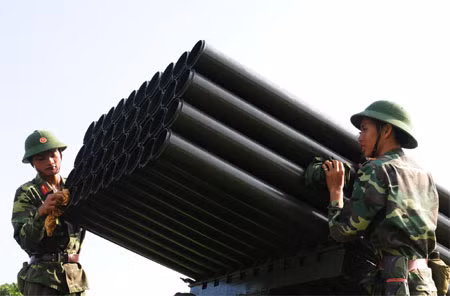 Kỷ niệm 71 năm Ngày thành lập Quân đội nhân dân Việt Nam, 26 năm Ngày hội Quốc phòng toàn dân, quân dân ta rất tự hào, phấn khởi với những kết quả đã đạt được; tiếp tục thi đua lập thành tích chào mừng Đại hội Đảng toàn quốc lần thứ XII. Theo đó, toàn quân nguyện một lòng đoàn kết, nỗ lực phấn đấu hoàn thành tốt nhiệm vụ huấn luyện, sẵn sàng chiến đấu để tiếp bước cha anh, xứng danh Bộ đội Cụ Hồ. Ảnh: Các chiến sĩ “Chân đồng, vai sắt…” Lữ đoàn 368 (Quân đoàn 1) bảo quản vũ khí sau huấn luyện.