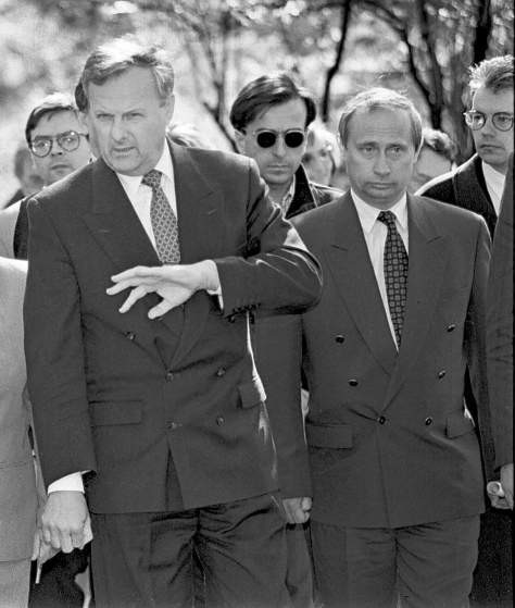 Ông Putin xuất hiện trong một tấm hình chụp chung với ông Anatoly Sobchak hồi năm 1994.