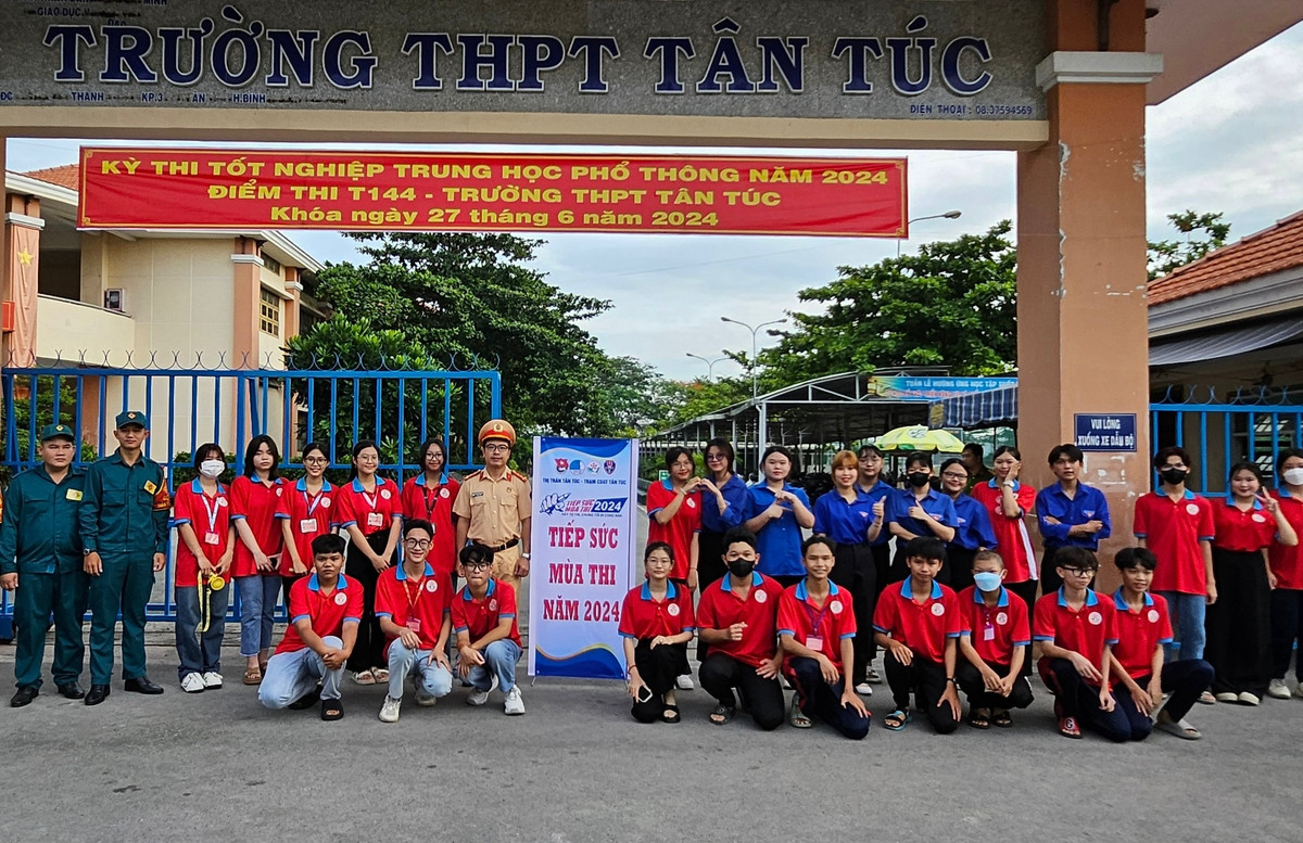 Trạm CSGT Tân Túc và đội "tiếp sức mùa thi" huyện Bình Chánh xuyên suốt hỗ trợ thí sinh và phụ huynh trong các ngày thi Tốt nghiệp THPT năm 2024.