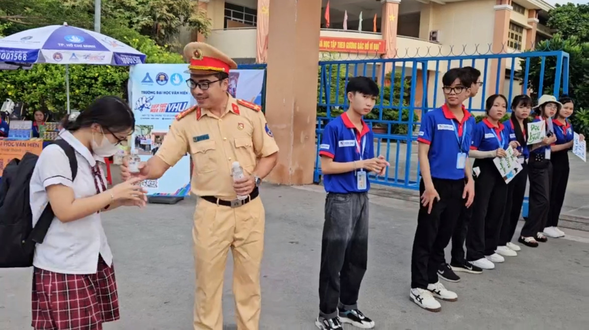 Tại Hội đồng thi trường THPT Tân Túc, lực lượng CSGT đã chuẩn bị sẵn dụng cụ học tập và đặc biệt là sữa, bánh mì, bánh ngọt, nước suối... để "tiếp sức" thì sinh cũng như phụ huynh.