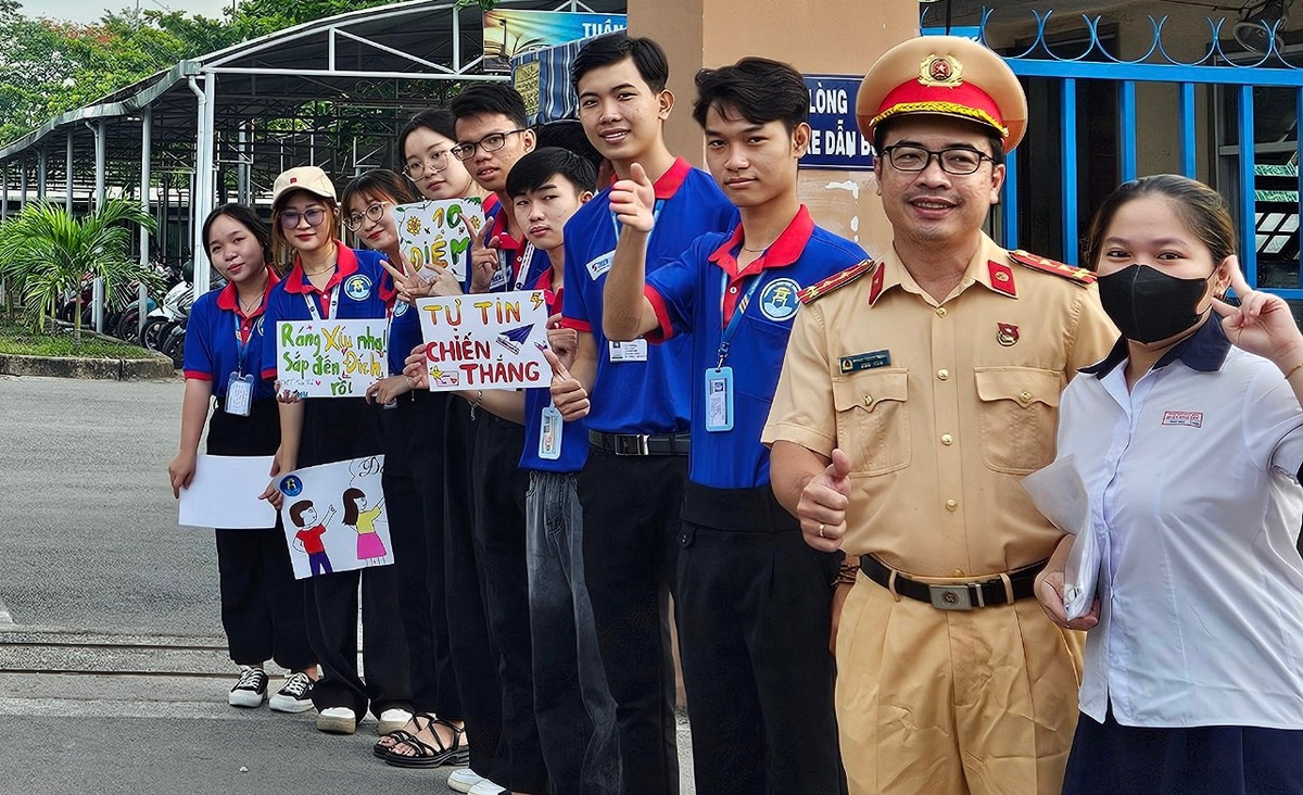 Nhiều thí sính vô cùng háo hức và tự tin sau khi hoàn thành thi môn văn đã bày tỏ sự biết ơn với đội "tiếp sức"...