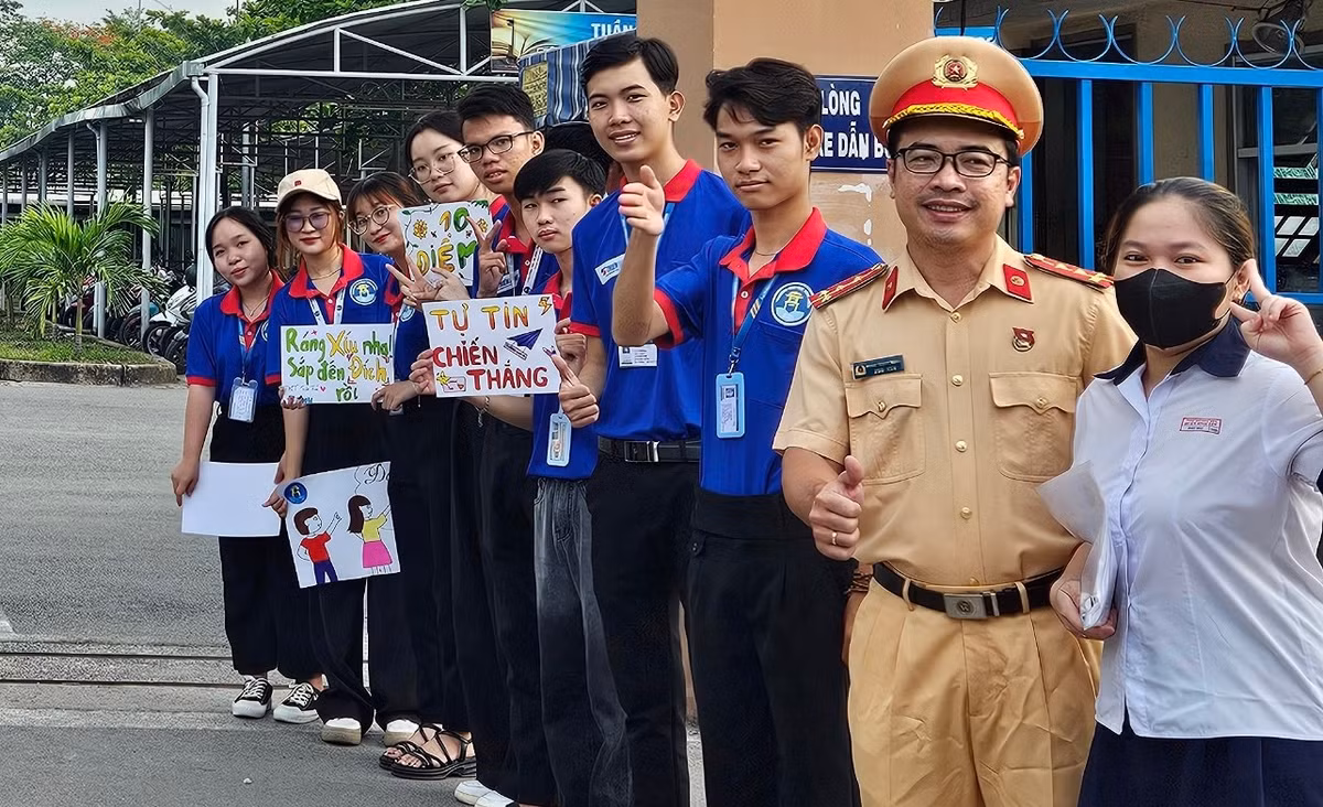 Nhiều thí sính vô cùng háo hức và tự tin sau khi hoàn thành thi môn văn đã bày tỏ sự biết ơn với đội "tiếp sức"...