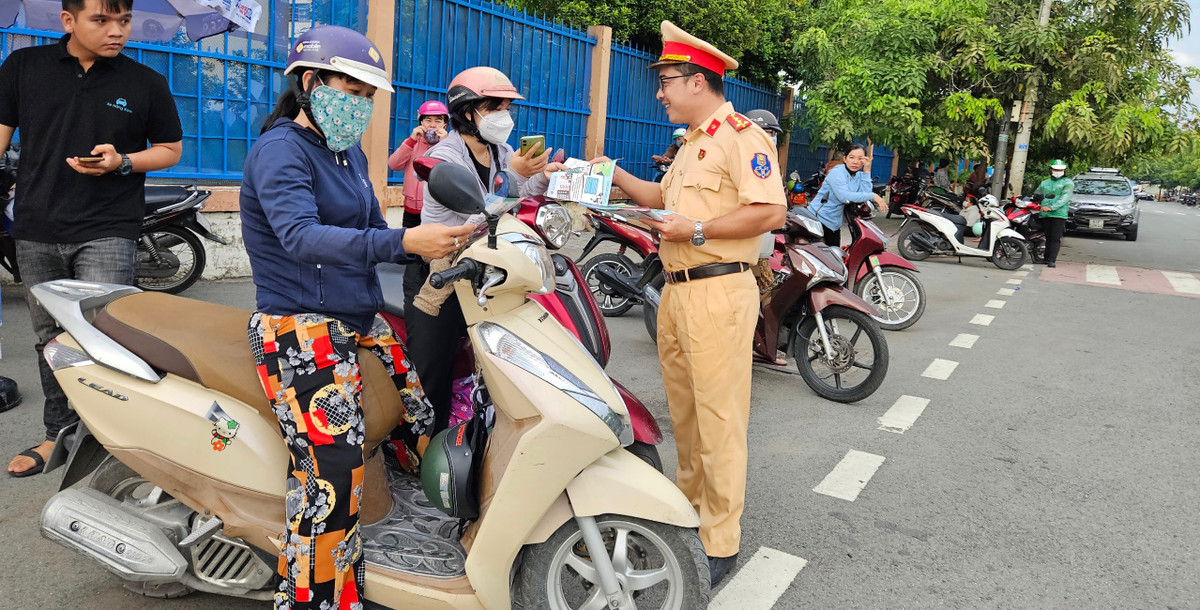 Nhiều phụ huynh cũng được lực lượng CSGT và các bạn đoàn viên thanh niên hỗ trợ nước suối; bên cạnh đó các cán bộ, chiến sĩ CSGT Trạm Tân Túc tranh thủ tuyên truyền luật An toàn giáo thông đến mọi người trong thời gian chờ con, em làm bài thi đầu tiên.