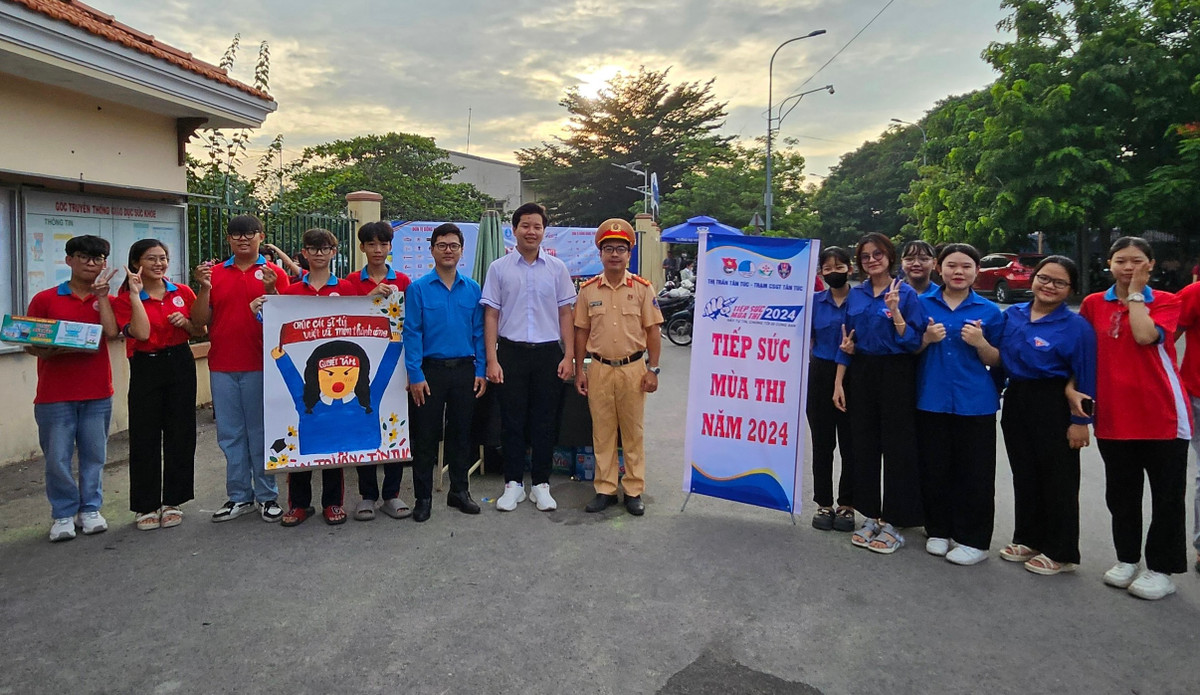 Đây là kỳ thi cuối cùng theo chương trình giáo dục phổ thông 2006 với hơn 2,3 nghìn điểm thi và 45,149 phòng thi trên cả nước.