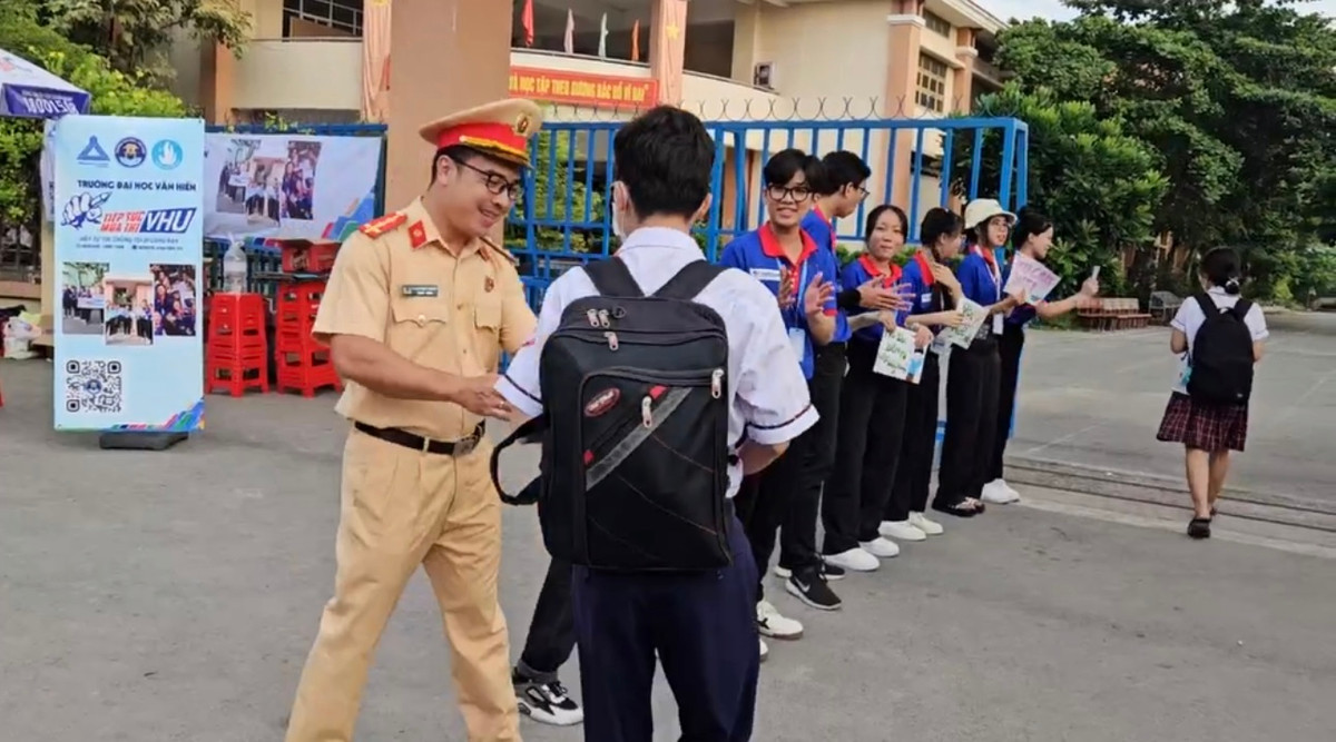Cùng với nhiều ban, ngành và đoàn thể khác, lực lượng CSGT Công an TP HCM đã hỗ trợ tích cực cho hàng trăm nghìn thí sinh có kỳ thi an toàn, hiệu quả.