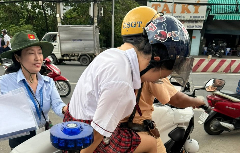 Thời điểm khi chỉ còn không lâu sẽ vào môn thi thứ 2, phát hiện một nữ sinh đứng trước cổng trường luống cuống, gương mặt đầy lo lắng, nên Trung tá Nguyễn Hoàng Tâm (đội trưởng Đội CSGT Nam Sài Gòn) nhanh chóng phân công cán bộ CSGT tiếp cận thăm hỏi...