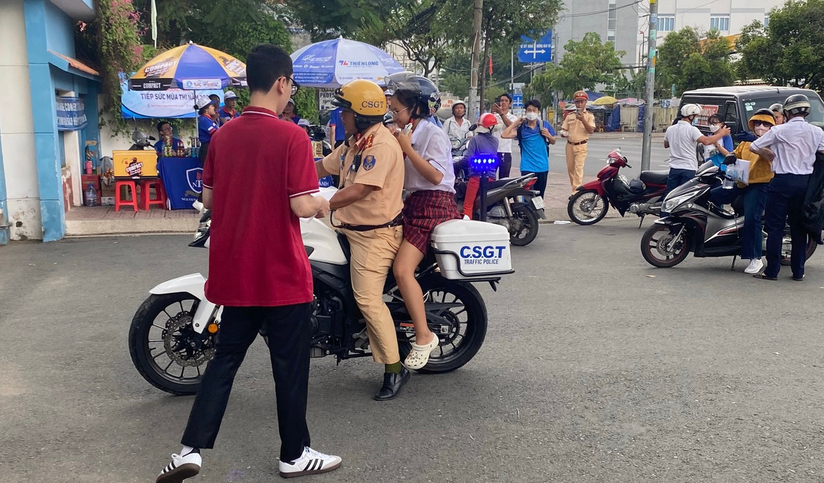 Ngay sau khi nghe nữ sinh cho biết quên máy tính cho môn toán, cán bộ CSGT này đã không chần chừ, nhanh chóng dùng xe công vụ chở nữ sinh về nhà cách trường thi hơn 8km...