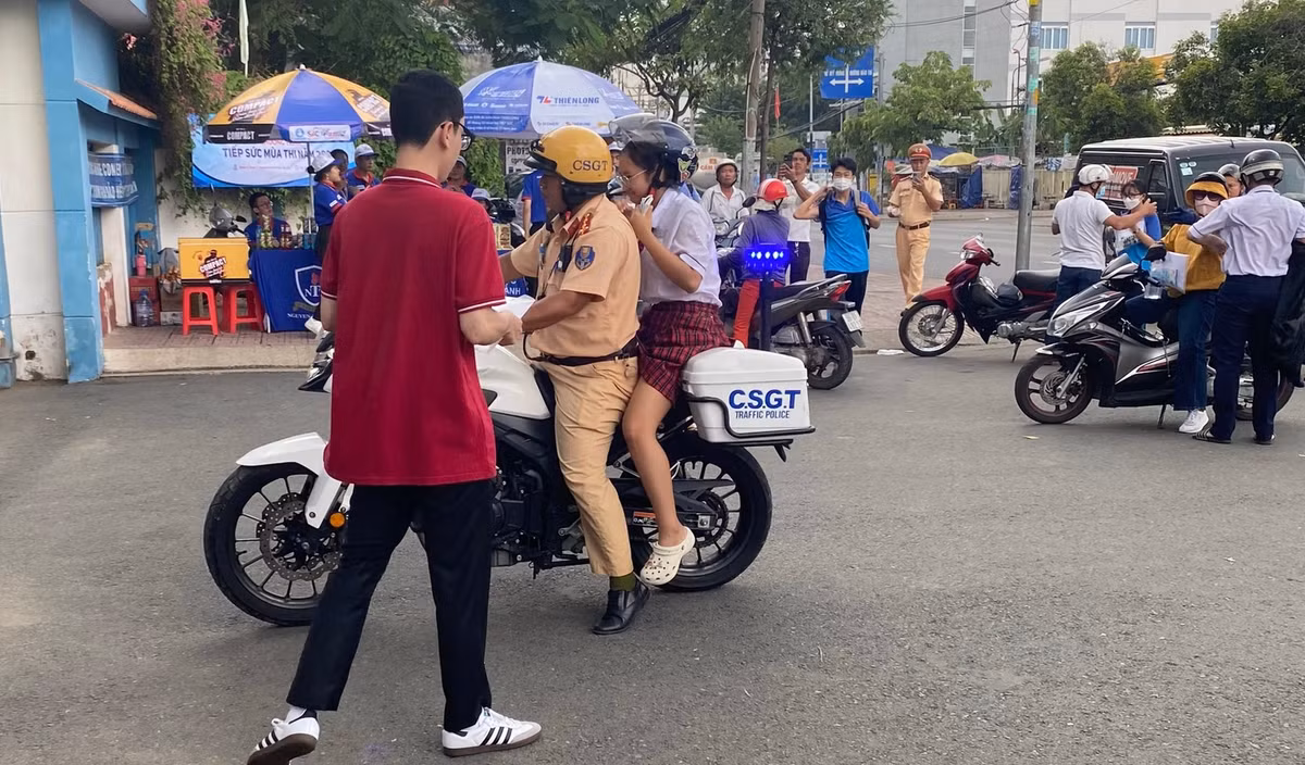 Ngay sau khi nghe nữ sinh cho biết quên máy tính cho môn toán, cán bộ CSGT này đã không chần chừ, nhanh chóng dùng xe công vụ chở nữ sinh về nhà cách trường thi hơn 8km...