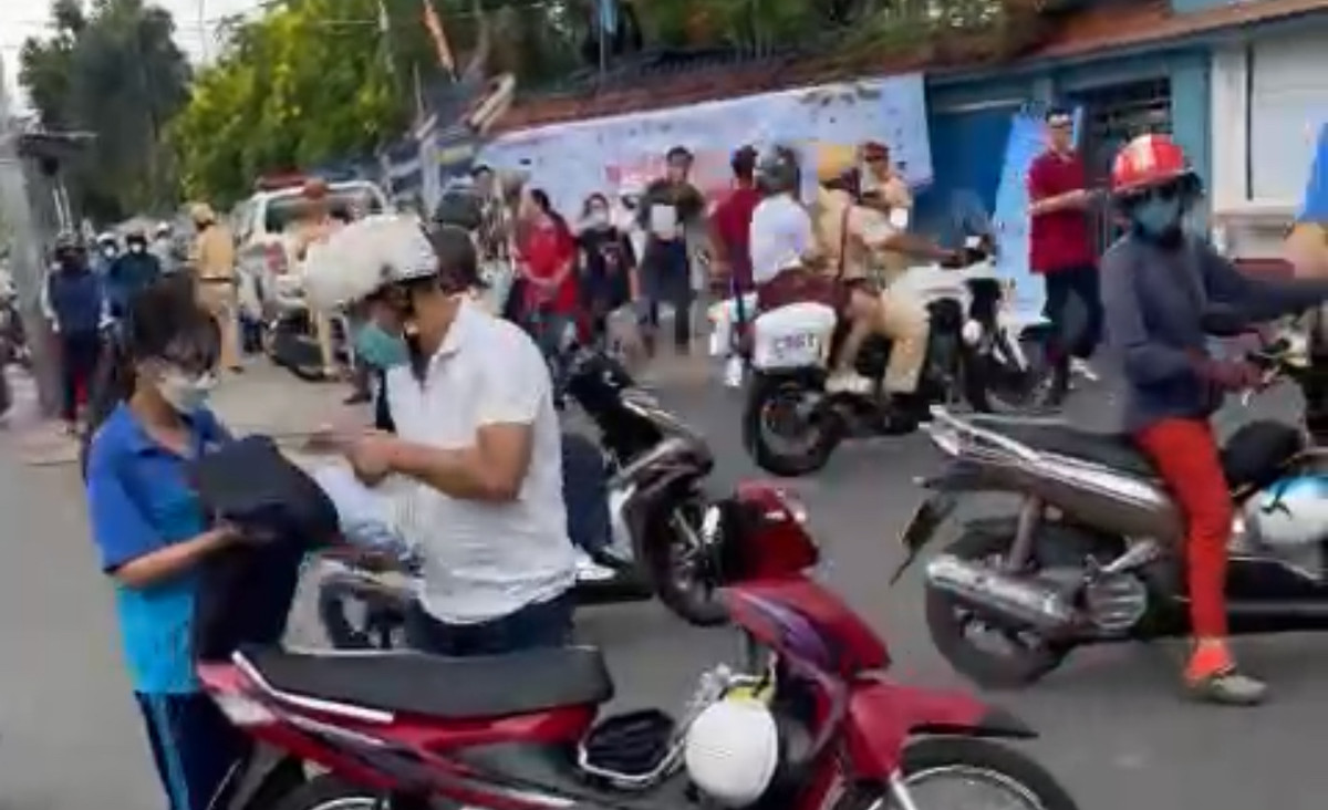 Chỉ gần 10 phút sau, nữ sinh đã thở phào nhẹ nhõm khi được CSGT dùng xe công vụ đưa đến trường an toàn với đầy đủ dụng cụ học tập.