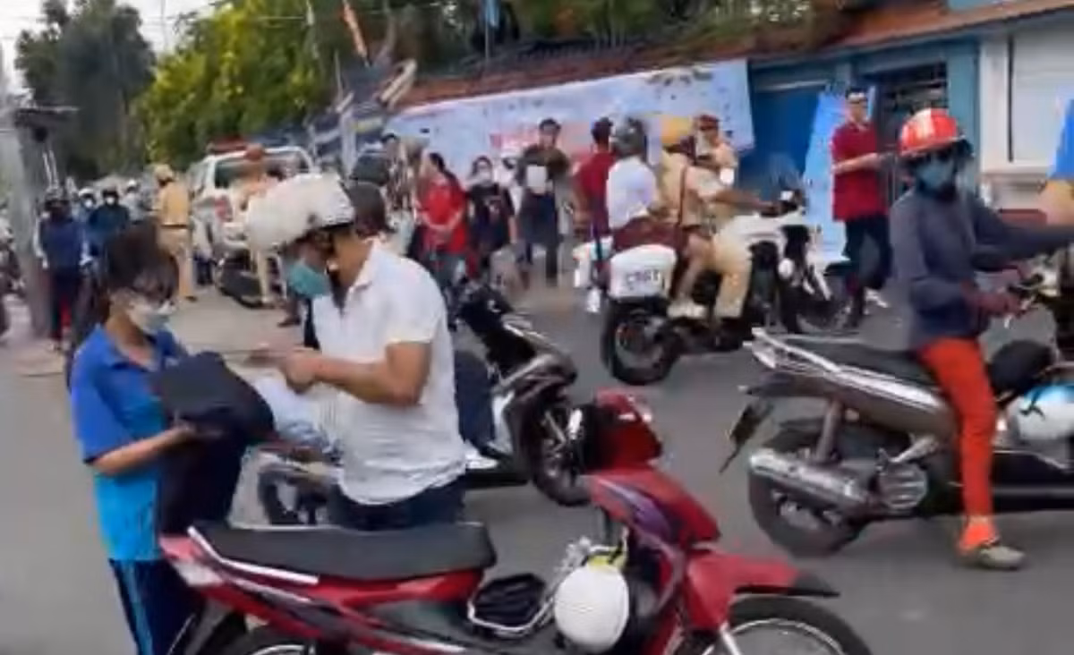 Chỉ gần 10 phút sau, nữ sinh đã thở phào nhẹ nhõm khi được CSGT dùng xe công vụ đưa đến trường an toàn với đầy đủ dụng cụ học tập.