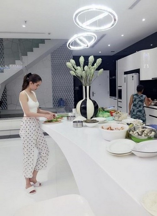 Căn hộ được thiết kế với gam màu trung tính, chủ đạo là màu trắng và xám. Ảnh: FBNV.