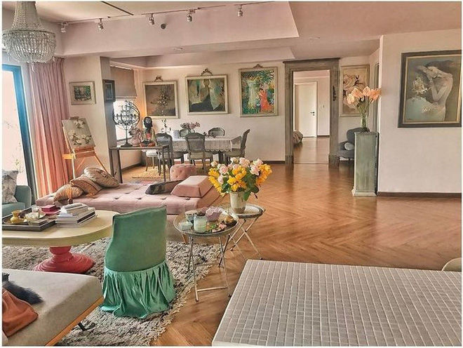 Ngôi nhà có tầm nhìn hướng ra toàn thành phố với cửa kính sát sàn và ban công đầy cây xanh. Ảnh: FBNV.