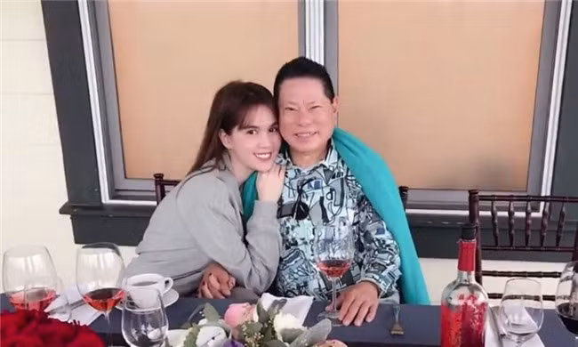 Bất ngờ, sáng 23/1/2017, Hoàng Kiều tuyên bố chia tay Ngọc Trinh vì cô "không xứng đáng" với tình yêu của ông, chỉ tìm đến một tình yêu chớp nhoáng.