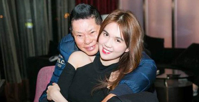 Thời gian yêu nhau, cả hai thường xuyên dành cho nhanh những lời đường mật, cùng du lịch ở nhiều nước trên thế giới và Ngọc Trinh không ngại âu yếm người tình 72 tuổi trên phố.