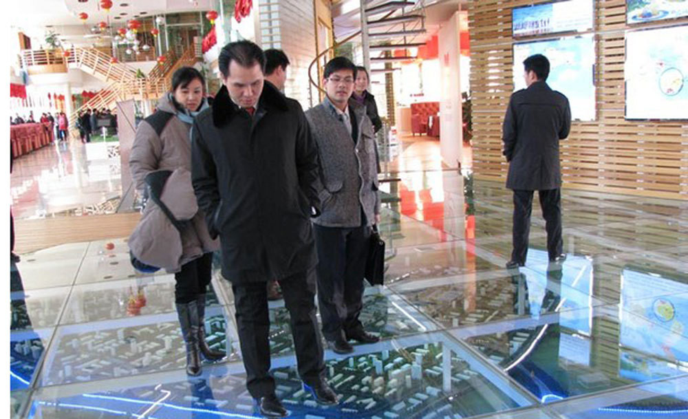 Trước những lời tố cáo của Diễm Hương, ông Đinh Trường Chinh đã lên tiếng đáp lại. Ông phủ nhận tất cả những lời tố cáo của Diễm Hương và nói rằng cô bị bạn bè xấu tác động.