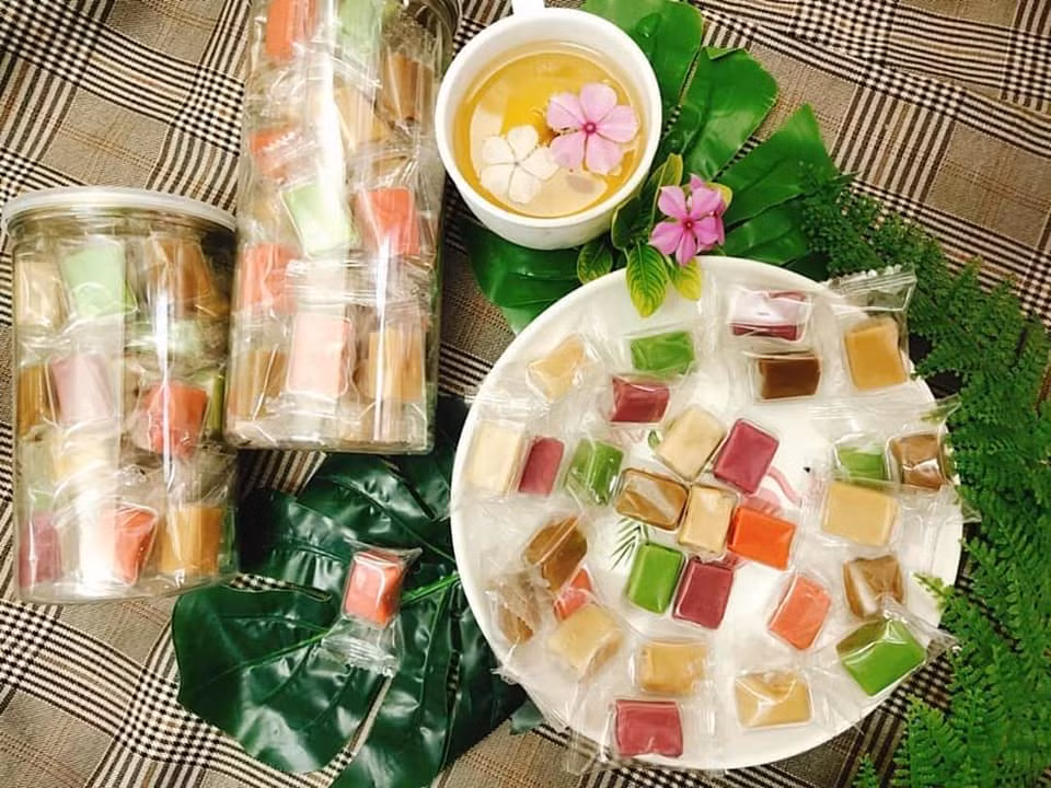 Các vị kẹo dừa gồm dừa lá dứa, khoai môn, dừa sữa, sầu riêng, ca cao và dâu...Ảnh: Facebook.