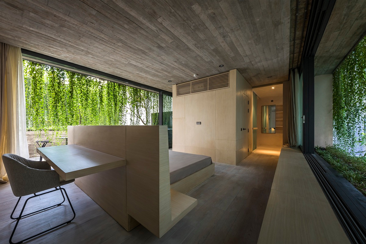 Hệ cửa kính lùa được sử dụng tối đa, để khi mở cửa thì sự ngăn cách giữa bên ngoài và bên trong không còn nữa.