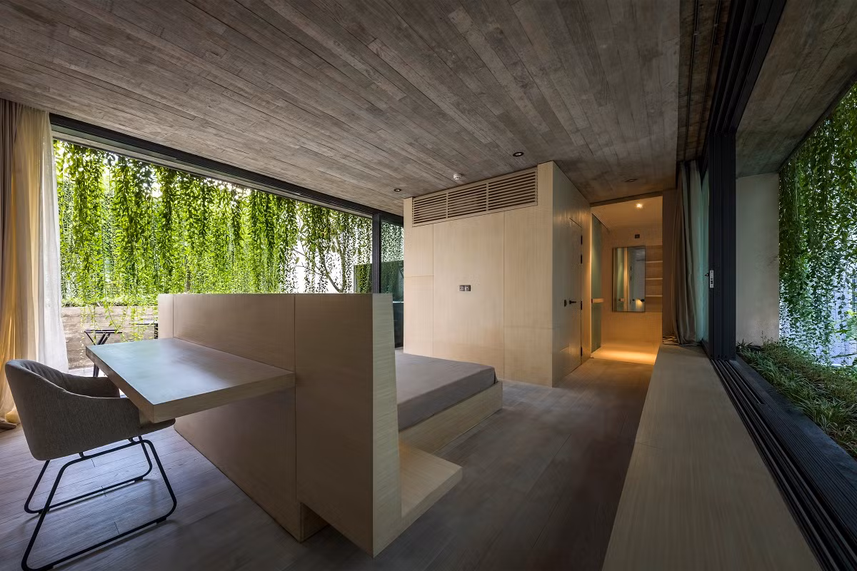 Hệ cửa kính lùa được sử dụng tối đa, để khi mở cửa thì sự ngăn cách giữa bên ngoài và bên trong không còn nữa.