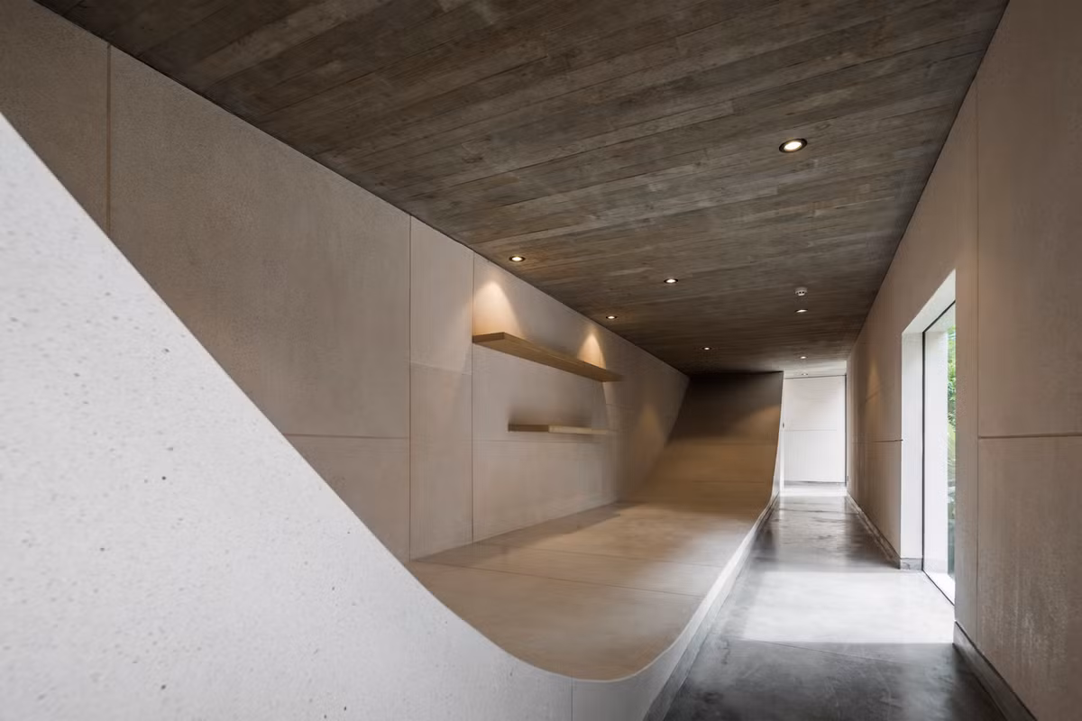 Nhìn từ bên ngoài, căn nhà như như một chiếc hộp vuông vắn đơn giản, nhưng bên trong lại chứa đựng rất nhiều lớp không gian.