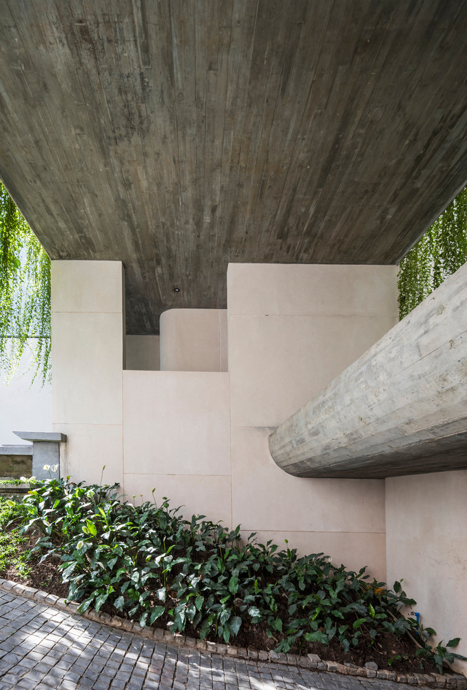 Một điểm đặc biệt nữa của vị trí khu đất là liền kề các công trình lịch sử của Sài Gòn như nhà thờ Tân Định, chợ Tân Định. Ngôi nhà cũng đang nằm giữa lòng quận 3, một trong những khu vực “đậm đặc Sài Gòn” nhất của thành phố.