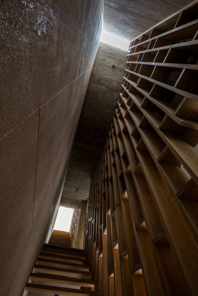 Vào sáng sớm hay chiều tà đều có thể nghe rất rõ tiếng chuông từ nhà thờ vọng ra, hoặc chỉ cần bước ra khỏi cửa nhà sẽ được kết nối ngay với “hẻm” Sài Gòn, một kiểu không gian rất đặc trưng về văn hóa đô thị.