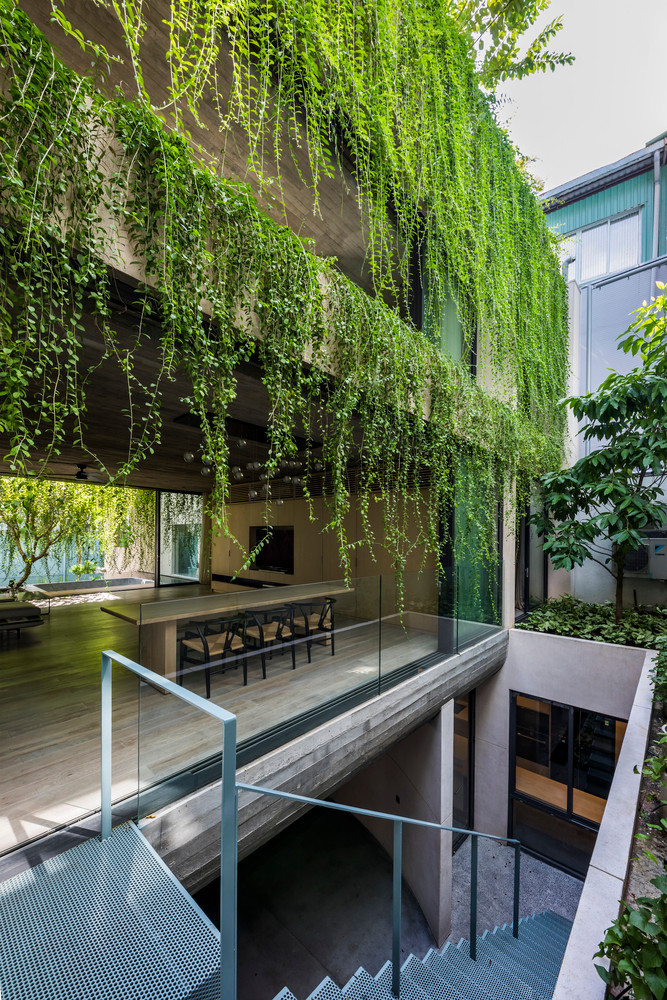 Ý tưởng chính khi khi thiết kế nhà là tạo nên những không gian sống lơ lửng giữa lòng công viên thu nhỏ, cảm giác giống như đang đi dạo trên những cây cầu.