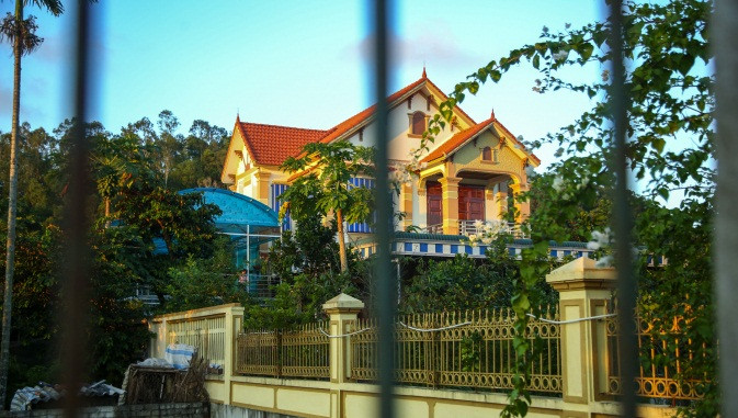 Căn nhà 2 tầng, khanh trang nhìn từ một góc khác. Ảnh: Công luận.