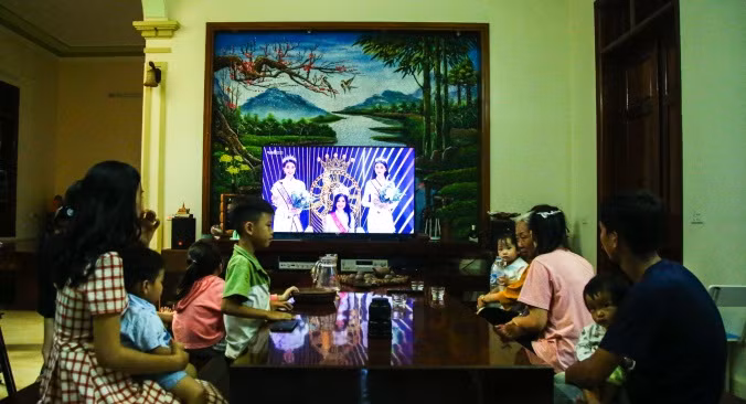 Bàn nước cũng bằng gỗ nguyên khối. Ảnh: Công luận.