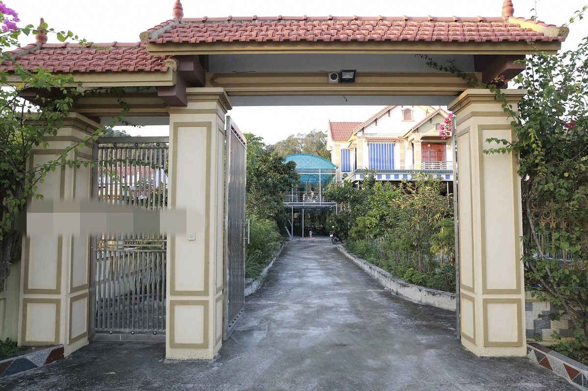 Cổng vào kiên cố, có lắp camera và thậm chí còn được chia làm cổng chính và cổng phụ. Ảnh: Afamily.