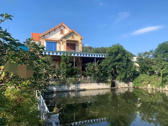 Theo hình ảnh được tiết lộ, có thể thấy căn nhà của Hoa hậu Việt Nam 2020 khá khang trang và bề thế. Ảnh: 2sao.