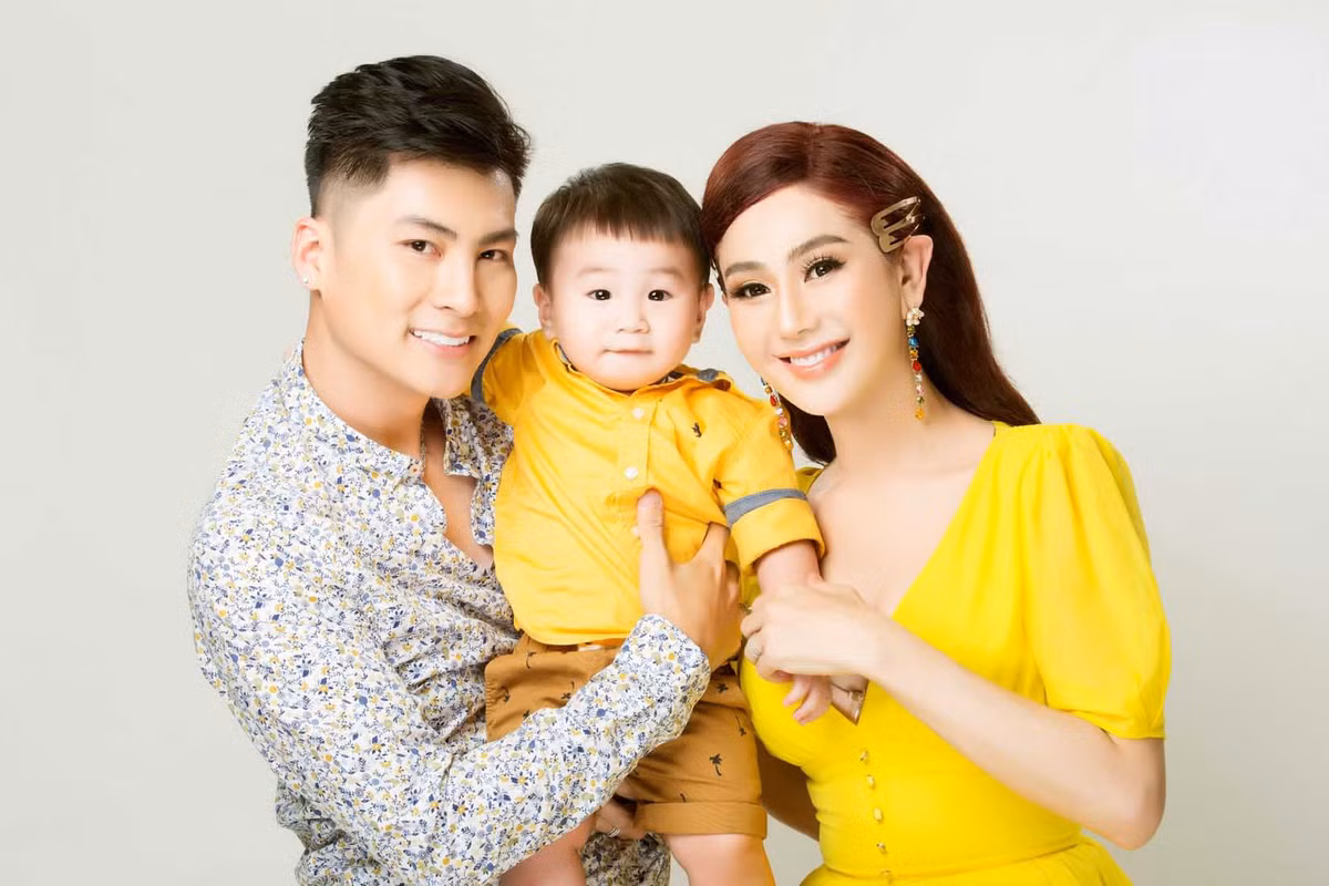 Ngoài ca hát, Lâm Khánh Chi còn có thu nhập khác đến từ việc kinh doanh, cô cũng thường xuyên livestream bán hàng, giao lưu với các fan. Ảnh: Internet.