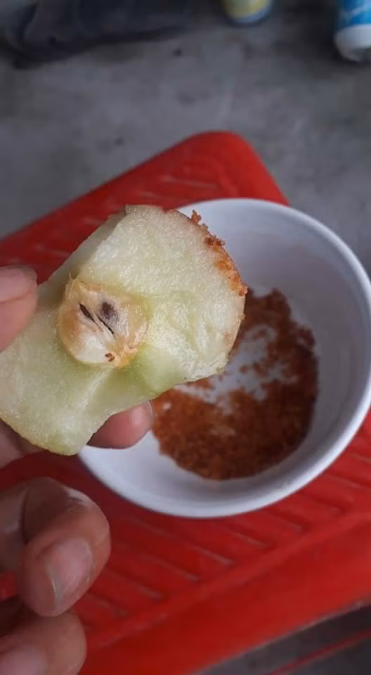 Ngược lại, táo mèo Trung Quốc xốp và chát khi còn xanh. Bù lại, khi chín quả sẽ có vị ngọt thanh, chua nhẹ.