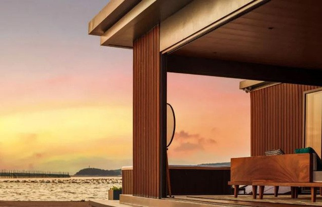 Xung quanh ngôi nhà là mặt biển rộng lớn, bên trong là phòng khách, bếp, phòng ngủ rộng rãi.