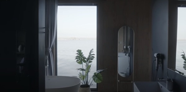 Phòng tắm có view nhìn thẳng ra biển. Nguồn ảnh: Odditycentral.