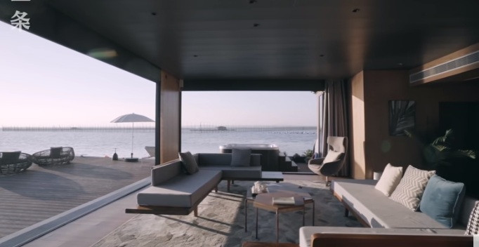 Không gian phòng khách và bếp tích hợp.