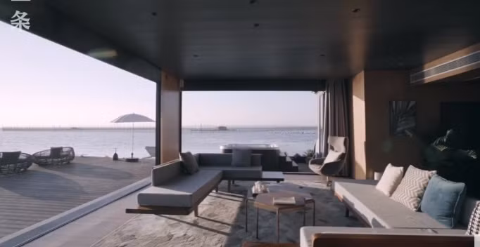 Không gian phòng khách và bếp tích hợp.