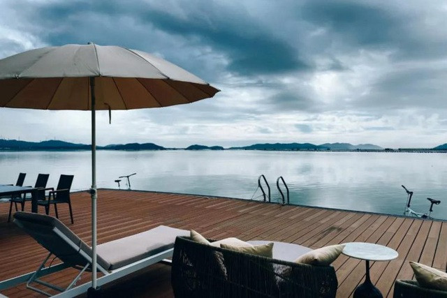 Ngôi nhà nổi được cố định tại chỗ với 16 mỏ neo bằng kim loại, mỗi mỏ neo nặng tới 1 tấn. Trường hợp muốn di chuyển, gia chủ chỉ cần nâng các mỏ neo lên và dùng một chiếc xuồng cao tốc kéo căn nhà đến vị trí mà bản thân muốn.