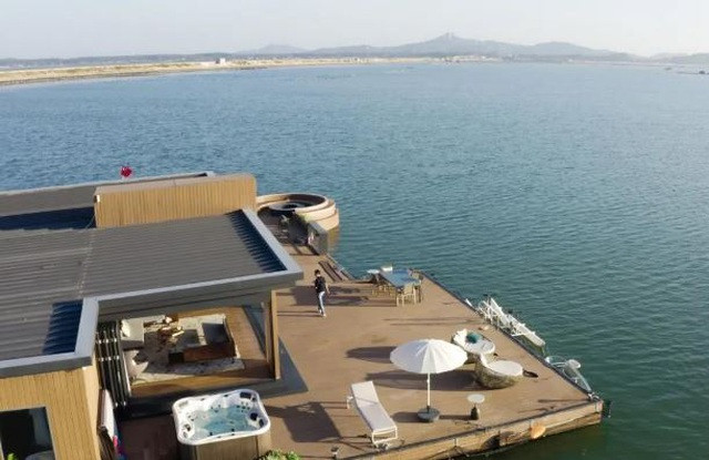 Không gian ngoài trời với bàn, ghế để vừa ngồi ăn uống vừa ngắm cảnh biển tuyệt đẹp.