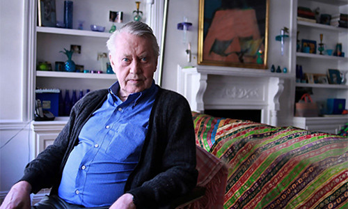 Tỷ phú Chuck Feeney làm nên khối tài sản khổng lồ của mình sau khi đồng thành lập ông lớn bán lẻ Duty Free Shoppers. Tập đoàn vận hành hơn 420 cửa hàng miễn thuế tại 11 sân bay quốc tế.