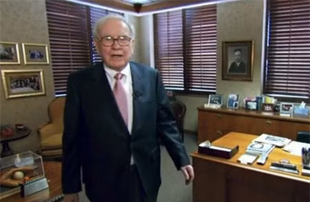 Ông nói rằng, mọi thứ ông cần là ở trong ngôi nhà đó. Warren tự lái xe và không thuê vệ sĩ. Ông chưa bao giờ đi bằng máy bay riêng.